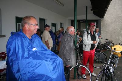 Ankunft am Dorfgemeinschaftshaus in Lashorst. Im Vordergrund Kurz Schulze.