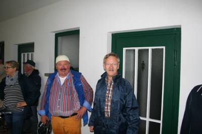 Die Stimmung ist trotz des Regens gut bei Karl-Heinz Grothe und Thomas Kunzemann.