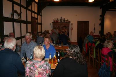 Bei deftig Gegrilltem und einem zünftigen Bier lässt es sich aushalten.