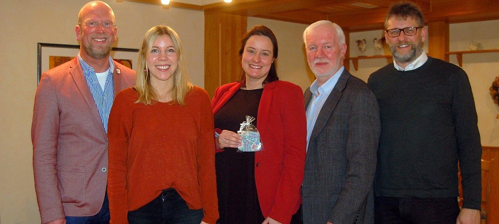 Brgermeister Marko Steiner (v.l.), Theresa Budde, Anna Katharina Blling, Ulrich Koch und Wolfgang Stork beim Schinkenessen der CDU-Ortsunion Bad Holzhausen