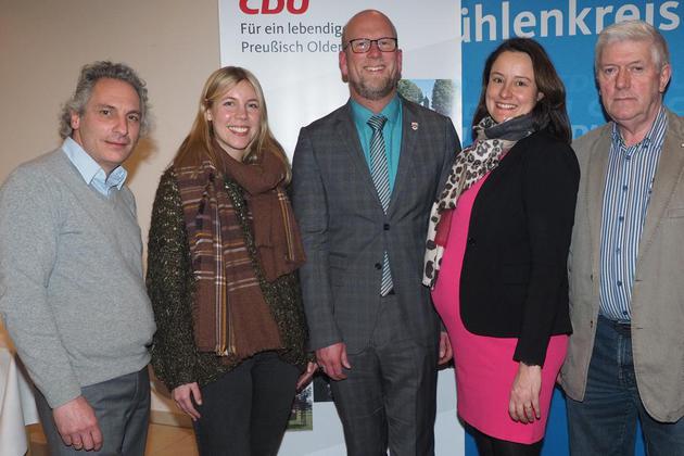 Die CDU Preuisch Oldendorf hat Marko Steiner (Mitte) am Mittwoch offiziell zu ihrem Brgermeisterkandidaten gekrt. Darber freuen sich (von links) Frank Pape, Theresa Budde, Anna Katharina Blling und Rolf-Dieter Schtte. Foto: Arndt Hoppe