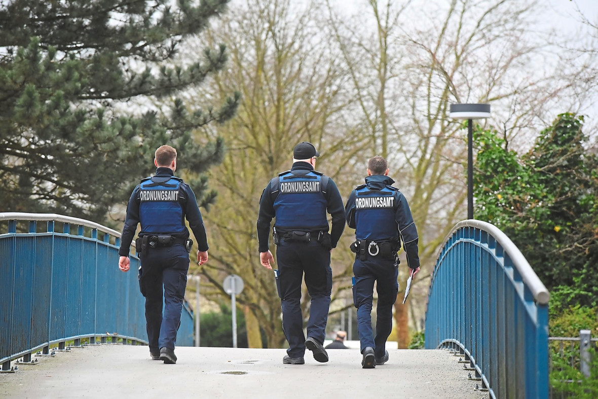 Mitarbeiter des Ordnungsamtes auf ihrem tglichen Rundgang: So wie hier in Brackwede soll es demnchst auch in Preuisch Oldendorf einen Kommunalen Auendienst geben. Das hat jetzt der Rat der Stadt beschlossen. Foto: Hendrik Uffmann