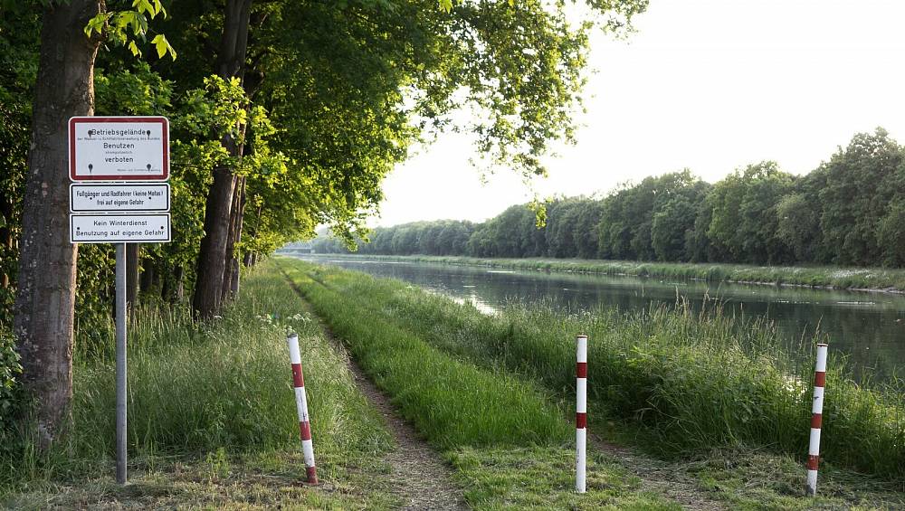 Fahrradfahrer drfen die zumeist geschotterten Betriebswege am Kanal jetzt schon nutzen - auf eigene Gefahr. |  Cornelia Mller