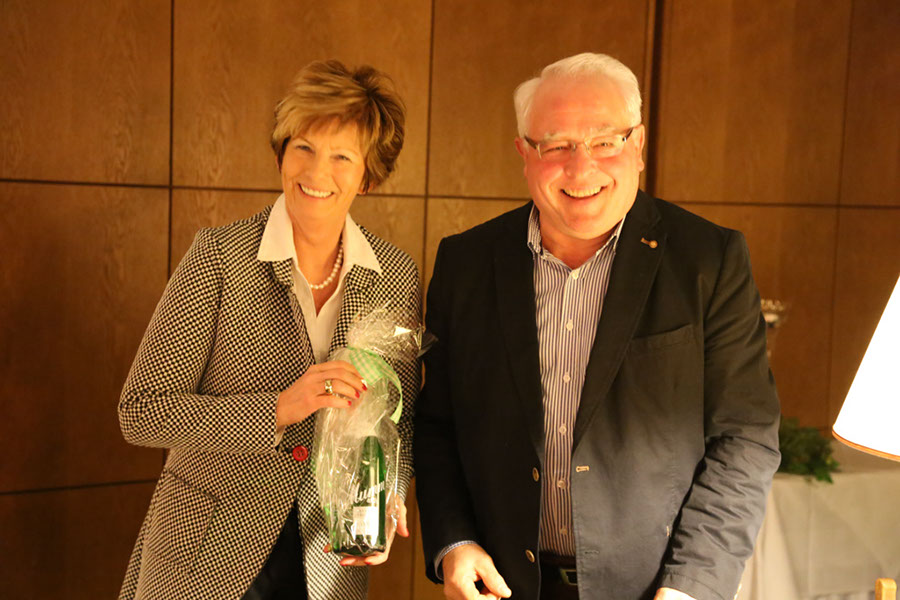 Reinhard Meyer (rechts) bergibt ein Prsent an Kirstin Korte (links)